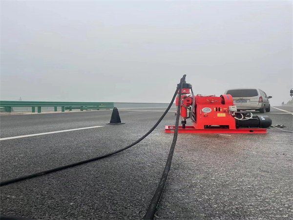 广宁马路路基路面开裂下沉注浆加固灌浆